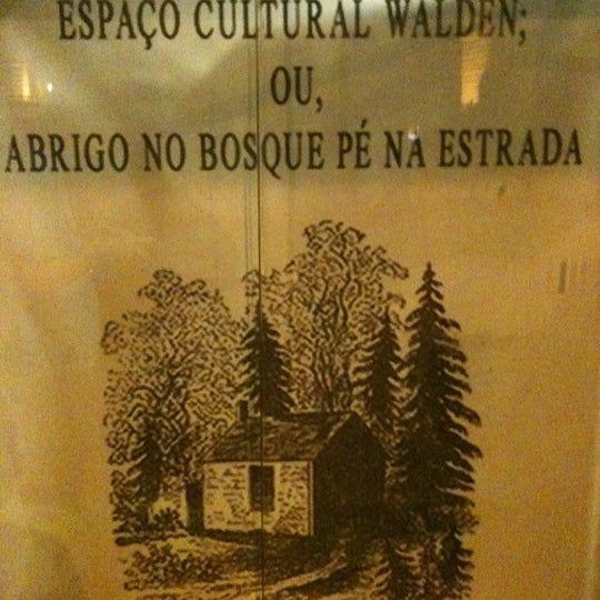 Das Foto wurde bei Espaço Cultural Walden; Ou, Abrigo No Bosque Pé Na Estrada von Marcio V. am 8/26/2012 aufgenommen