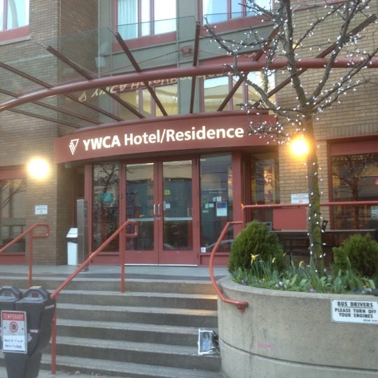 Foto tomada en YWCA Hotel/Residence  por Ricky S. el 3/7/2012