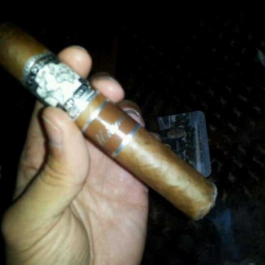 Foto tirada no(a) Highland Cigar Co. por Raphael D. em 4/27/2012