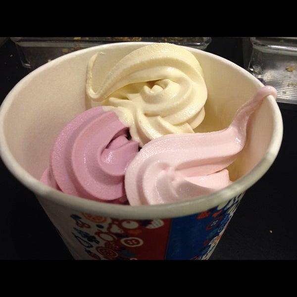 Foto tirada no(a) Off The Wall Frozen Yogurt por Built F. em 5/26/2012