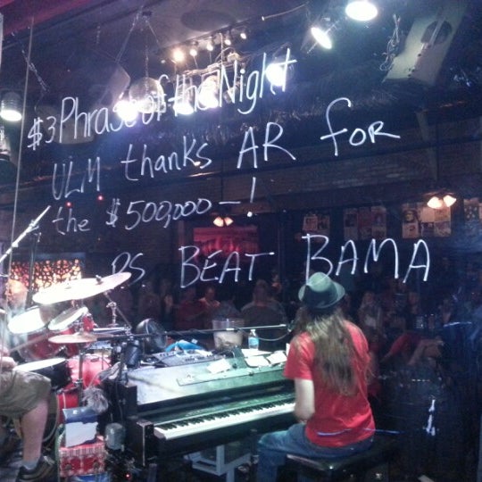Foto diambil di Willy D&#39;s Rock &amp; Roll Piano Bar oleh Dessie T. pada 9/9/2012