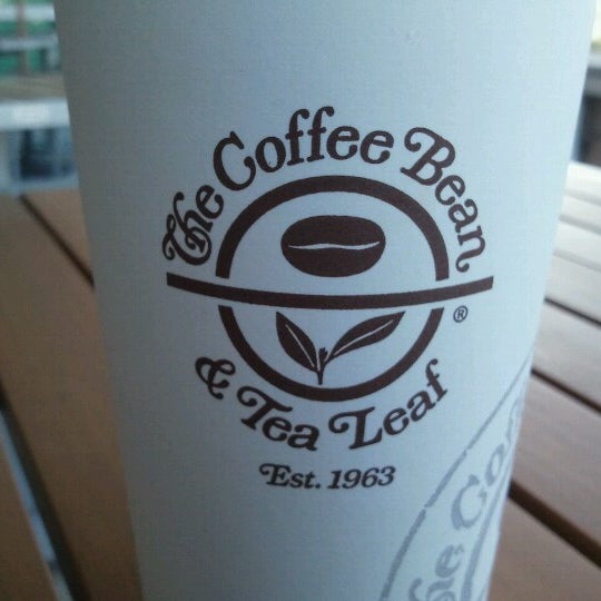 Photo prise au The Coffee Bean &amp; Tea Leaf par John M. le6/8/2012
