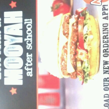 8/21/2012 tarihinde Aaron C.ziyaretçi tarafından MOOYAH Burgers, Fries &amp; Shakes'de çekilen fotoğraf