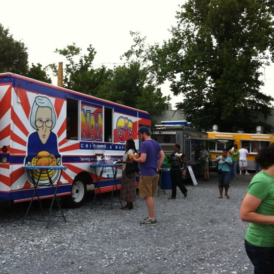 Foto diambil di Atlanta Food Truck Park &amp; Market oleh Andrew L. pada 6/14/2012