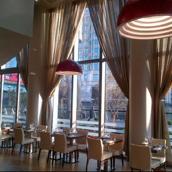 รูปภาพถ่ายที่ Manhattan Grill โดย Lukas C. เมื่อ 4/12/2012