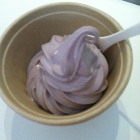 Photo taken at Wooberry Frozen Yogurt by Mary H. on 8/23/2012