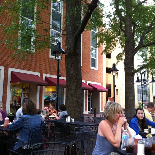 Foto tomada en The Nook Restaurant  por lindsay b. el 7/21/2012