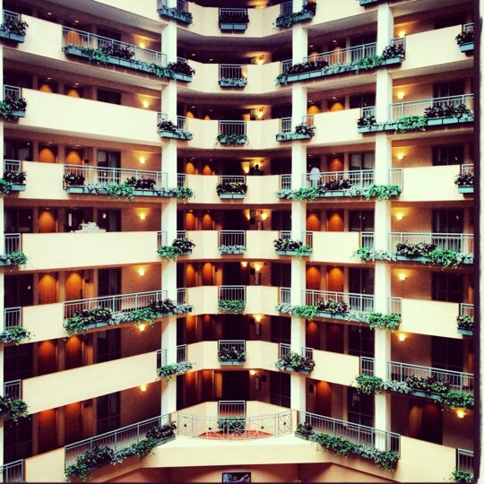 Foto diambil di Embassy Suites by Hilton oleh Olya C. pada 6/9/2012