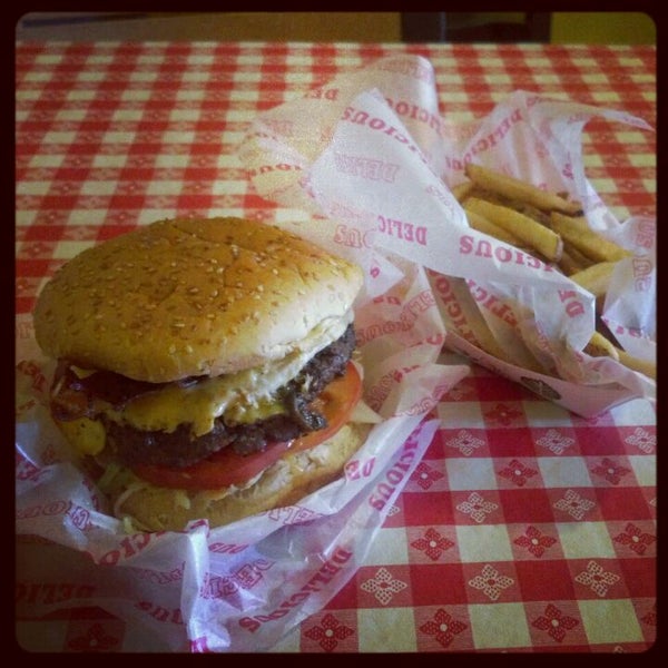 Снимок сделан в Carytown Burgers &amp; Fries пользователем Kim B. 4/28/2012