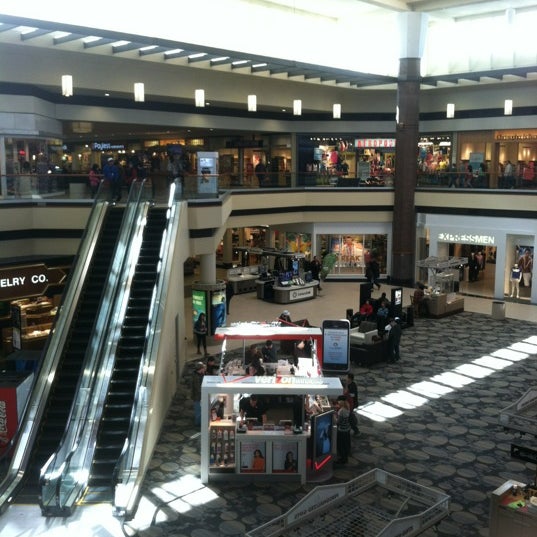 Foto tomada en Maplewood Mall  por Melissa K. el 3/4/2012