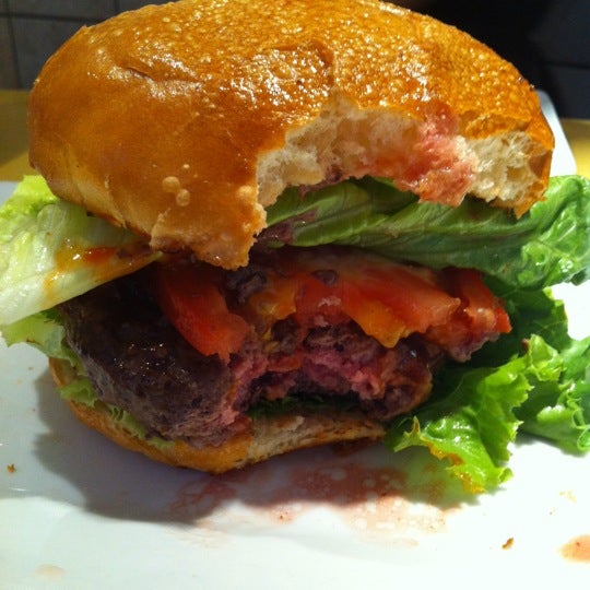 8/13/2012 tarihinde metsziyaretçi tarafından Burger Heaven'de çekilen fotoğraf