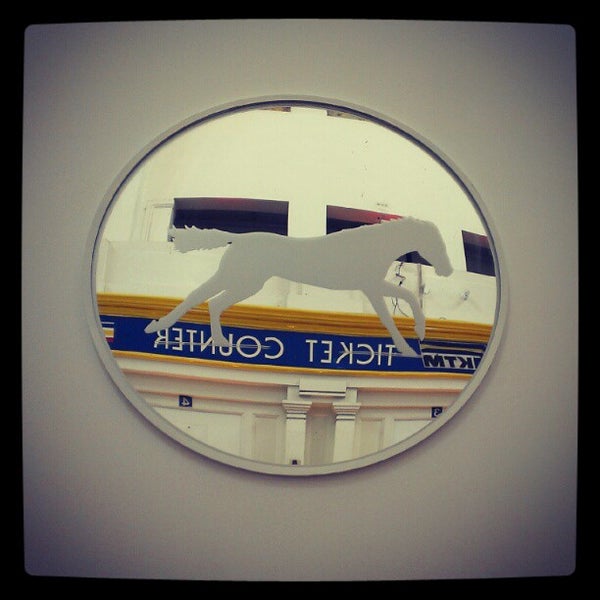 8/12/2012 tarihinde Michelle K.ziyaretçi tarafından Hermes Gift Of Time Exhibition @ Tanjong Pagar Railway Station'de çekilen fotoğraf