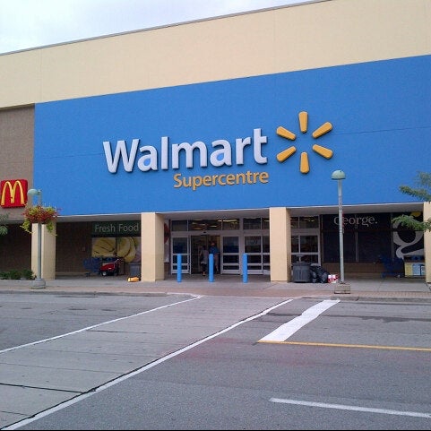 Foto tirada no(a) Walmart Supercentre por Guido D. em 8/14/2012