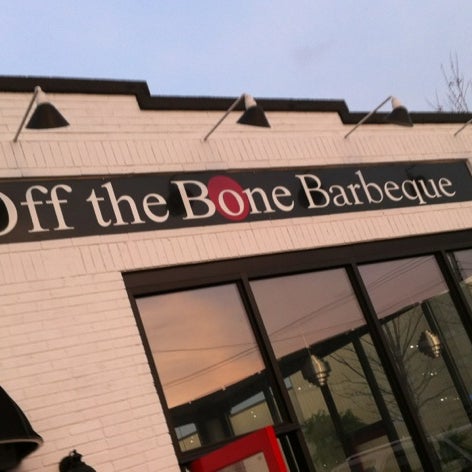 Das Foto wurde bei Off The Bone Barbeque von Thomas H. am 3/30/2012 aufgenommen