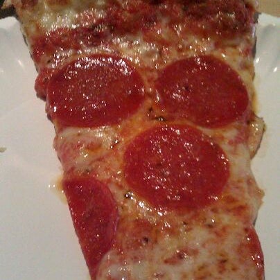 4/28/2012 tarihinde Ilianaziyaretçi tarafından King of New York Pizzeria Pub'de çekilen fotoğraf