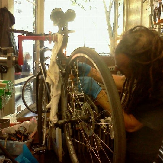 4/7/2012 tarihinde Christopher T.ziyaretçi tarafından Bicycle Habitat'de çekilen fotoğraf