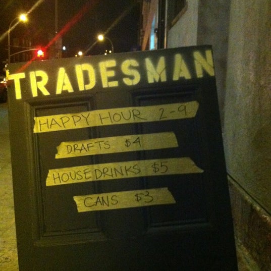 Das Foto wurde bei Tradesman von Tennille T. am 4/14/2012 aufgenommen