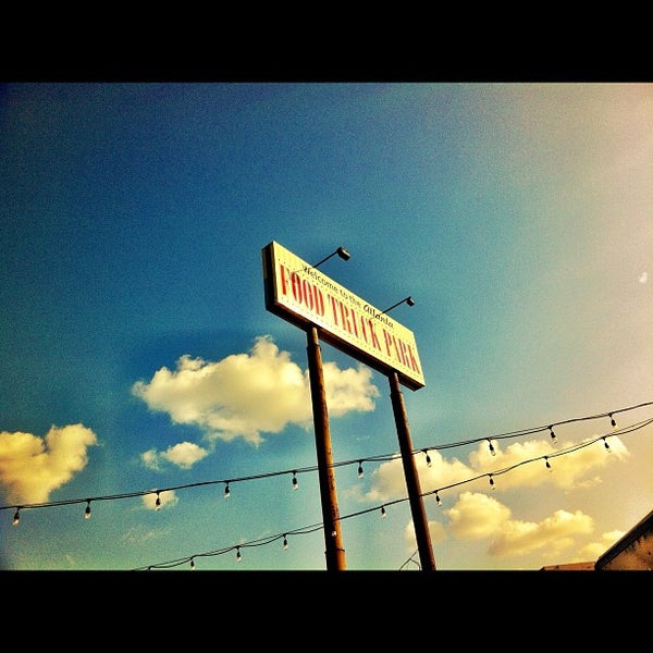Foto scattata a Atlanta Food Truck Park &amp; Market da eat. drink. repeat. il 5/18/2012