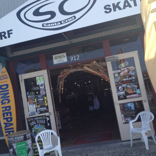 รูปภาพถ่ายที่ Santa Cruz Skate and Surf Shop โดย Shawn H. เมื่อ 3/10/2012
