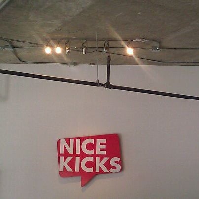 Foto tomada en Nice Kicks  por Marisha G. el 3/15/2012