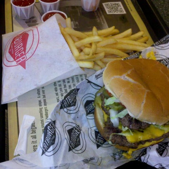 Foto tirada no(a) Fat Burger por Blas G. em 4/30/2012