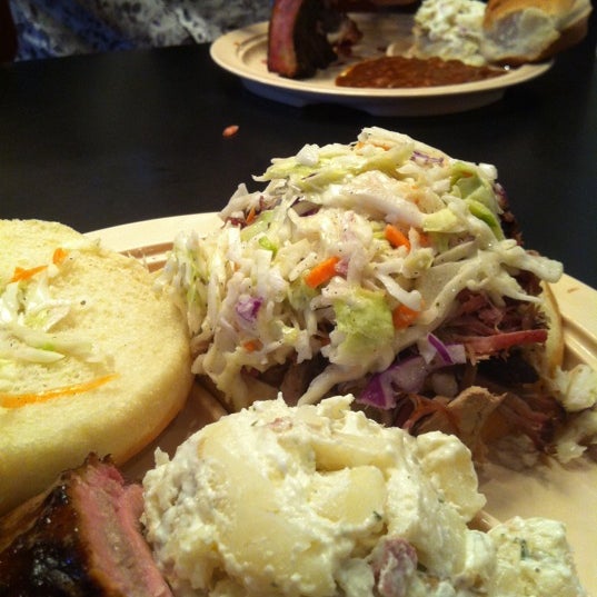 5/9/2012 tarihinde Sara H.ziyaretçi tarafından Whole Hog Cafe North Little Rock &amp; Catering'de çekilen fotoğraf