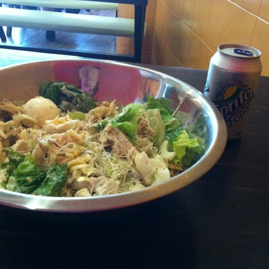 7/24/2012 tarihinde Aimee M.ziyaretçi tarafından Day Light Salads'de çekilen fotoğraf