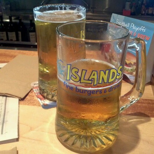 Foto tirada no(a) Islands Restaurant por Bradley C. em 2/2/2012