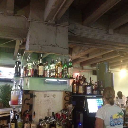 Foto tomada en Beaches Bar &amp; Grill  por Jon S. el 7/16/2012