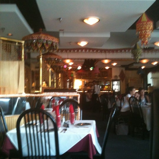 4/25/2012에 Fernando- P.님이 India&#39;s Restaurant에서 찍은 사진