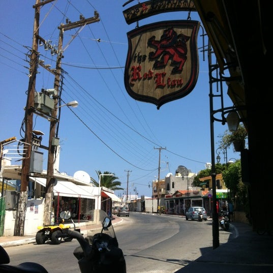 Снимок сделан в The Red Lion bar and restaurant пользователем Женя Р. 7/15/2012