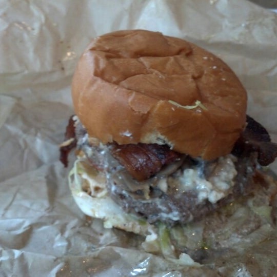 9/13/2012에 Terri님이 Blue Moon Burgers Fremont에서 찍은 사진