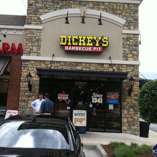 Снимок сделан в Dickey&#39;s Barbecue Pit пользователем Monica M. 8/17/2012