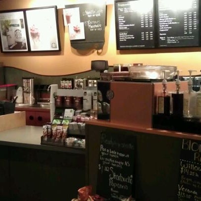 Das Foto wurde bei Starbucks von Roman G. am 4/24/2012 aufgenommen