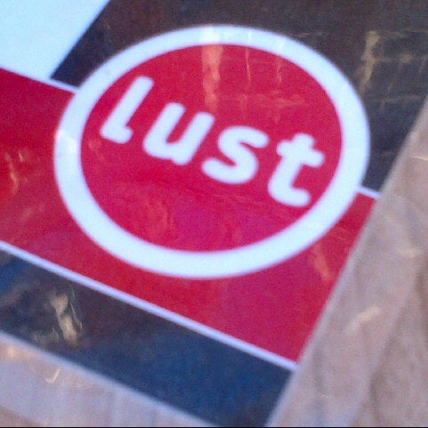 รูปภาพถ่ายที่ Lust โดย Jj T. เมื่อ 7/24/2012