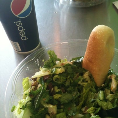 รูปภาพถ่ายที่ Fourleaf Chopped Salads โดย Kimbirly O. เมื่อ 8/8/2012