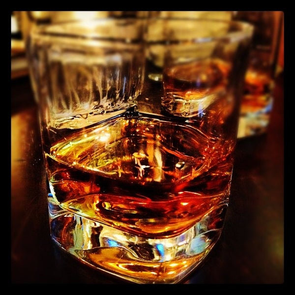 Снимок сделан в The Whiskey Room at Ri Ra пользователем Michelle O. 7/17/2012