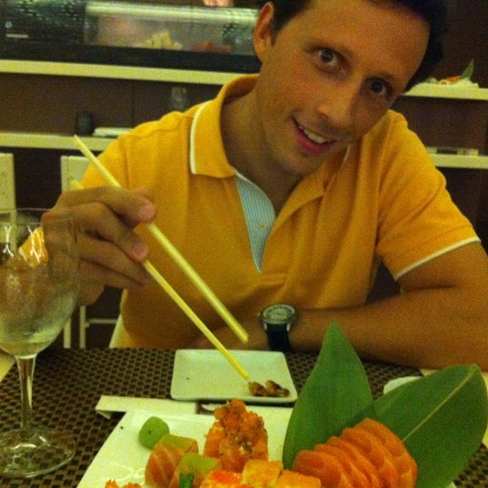 Foto tirada no(a) Sushihana Sushi Bar por Nuno C. em 7/25/2012