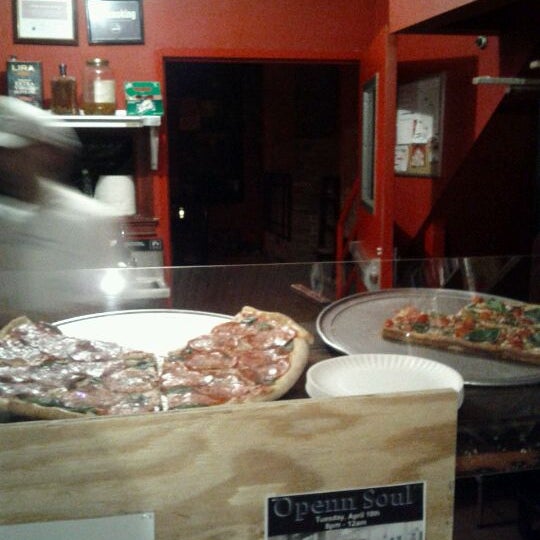 Photo prise au South Brooklyn Pizza par Kushal D. le3/17/2012