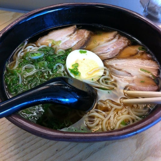 รูปภาพถ่ายที่ Noodle Bar โดย Shumin C. เมื่อ 5/27/2012