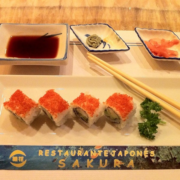 Photo taken at Restaurante Japonés Sakura II by Ramon Alberto R. on 2/22/2012