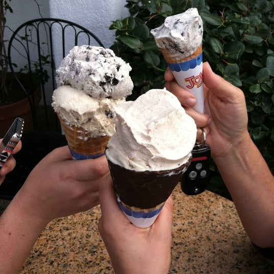 รูปภาพถ่ายที่ Mission Street Ice Cream and Yogurt - Featuring McConnell&#39;s Fine Ice Creams โดย Vivian D. เมื่อ 3/16/2012