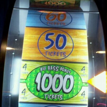 Photo taken at Dave &amp; Buster&#39;s by Pari P. on 1/15/2012
