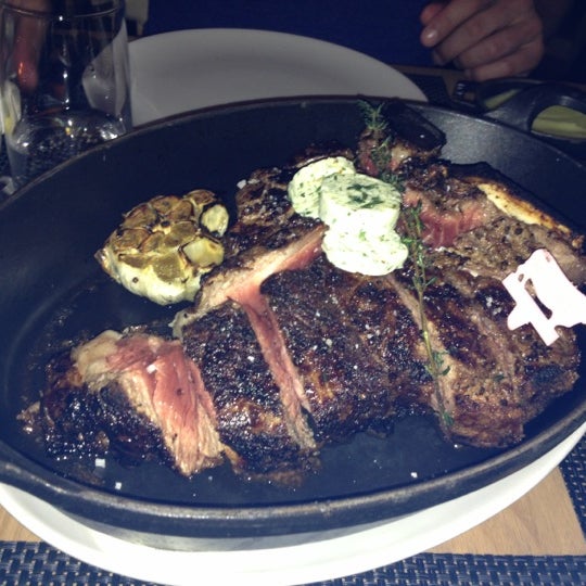 Foto diambil di BLT Steak oleh Dayna K. pada 6/2/2012