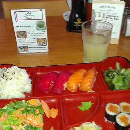 Foto tirada no(a) Sushi Shack por LadyTnt N. em 8/11/2012