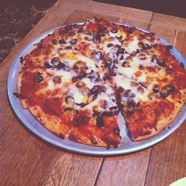 Снимок сделан в Gallucci&#39;s Pizzeria пользователем Laura H. 4/23/2012