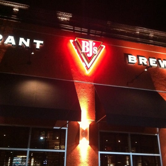 Photo taken at BJ&#39;s Restaurant &amp; Brewhouse by Jesse M. on 2/26/2011