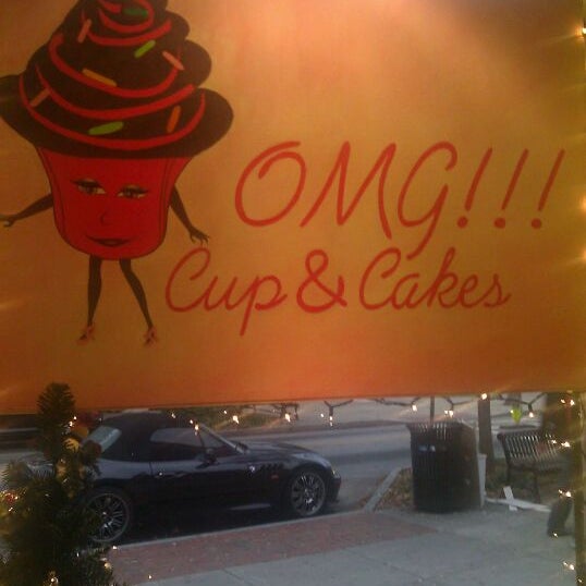Foto tirada no(a) OMG!!! Cup &amp; Cakes por A J. em 11/27/2011