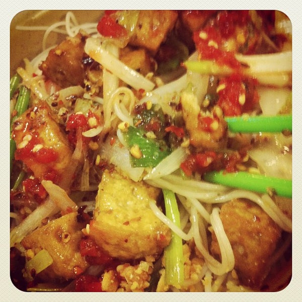 รูปภาพถ่ายที่ Kim Phung Restaurant - North Lamar โดย Danielle B. เมื่อ 5/9/2012