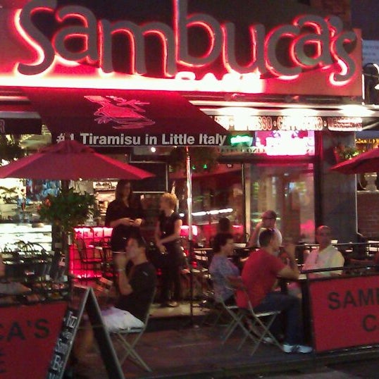 Foto scattata a Sambuca&#39;s Cafe &amp; Desserts da Shahnaz R. il 9/9/2011